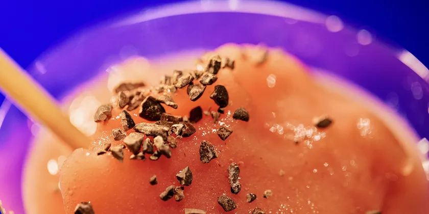 カカオニブをのせたチョコレートカクテル