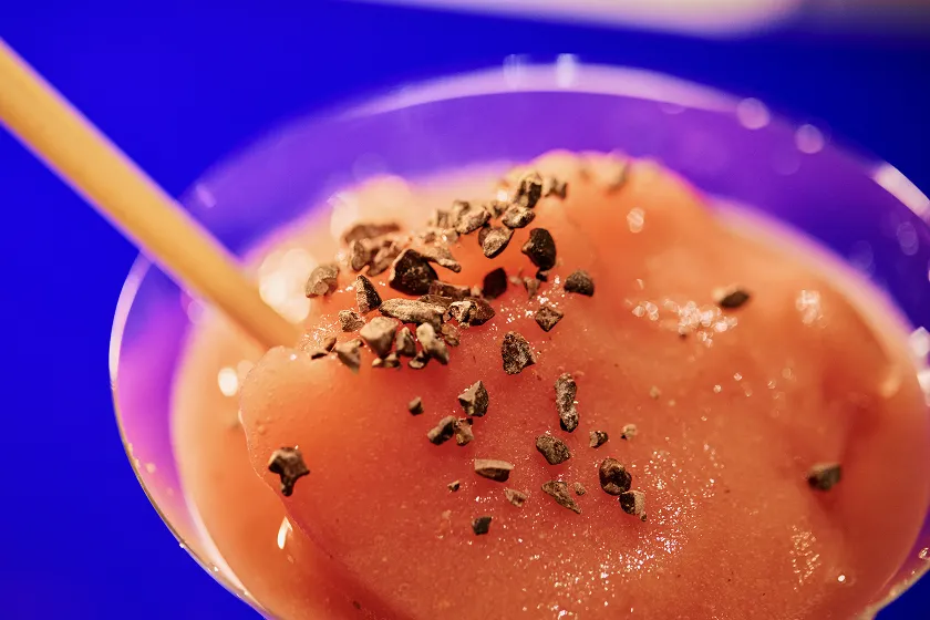 カカオニブをのせたチョコレートカクテル