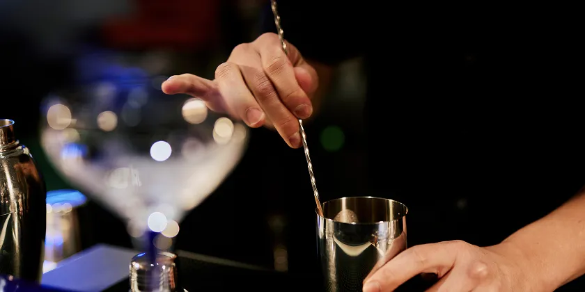 バーテンダーがカクテルを作る様子