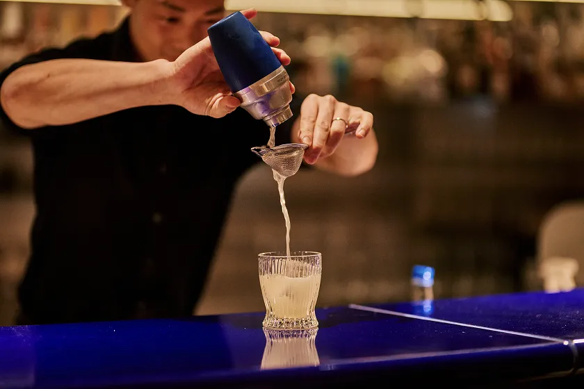 カクテルを注ぐ様子